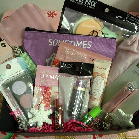 Merry & Matte-18-Piece Christmas Makeup Gift Basket for Her, Holiday Gift Basket - Picture 5 of 9